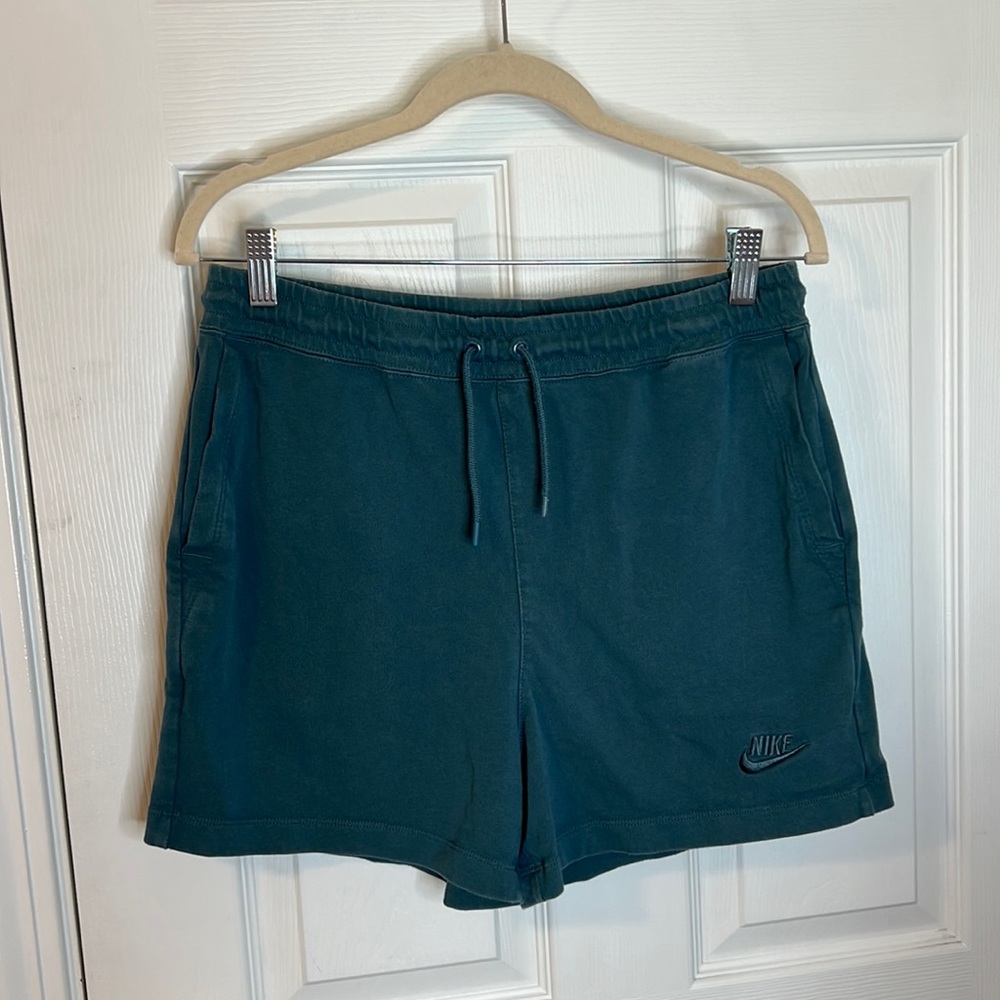 Nike shorts size medium